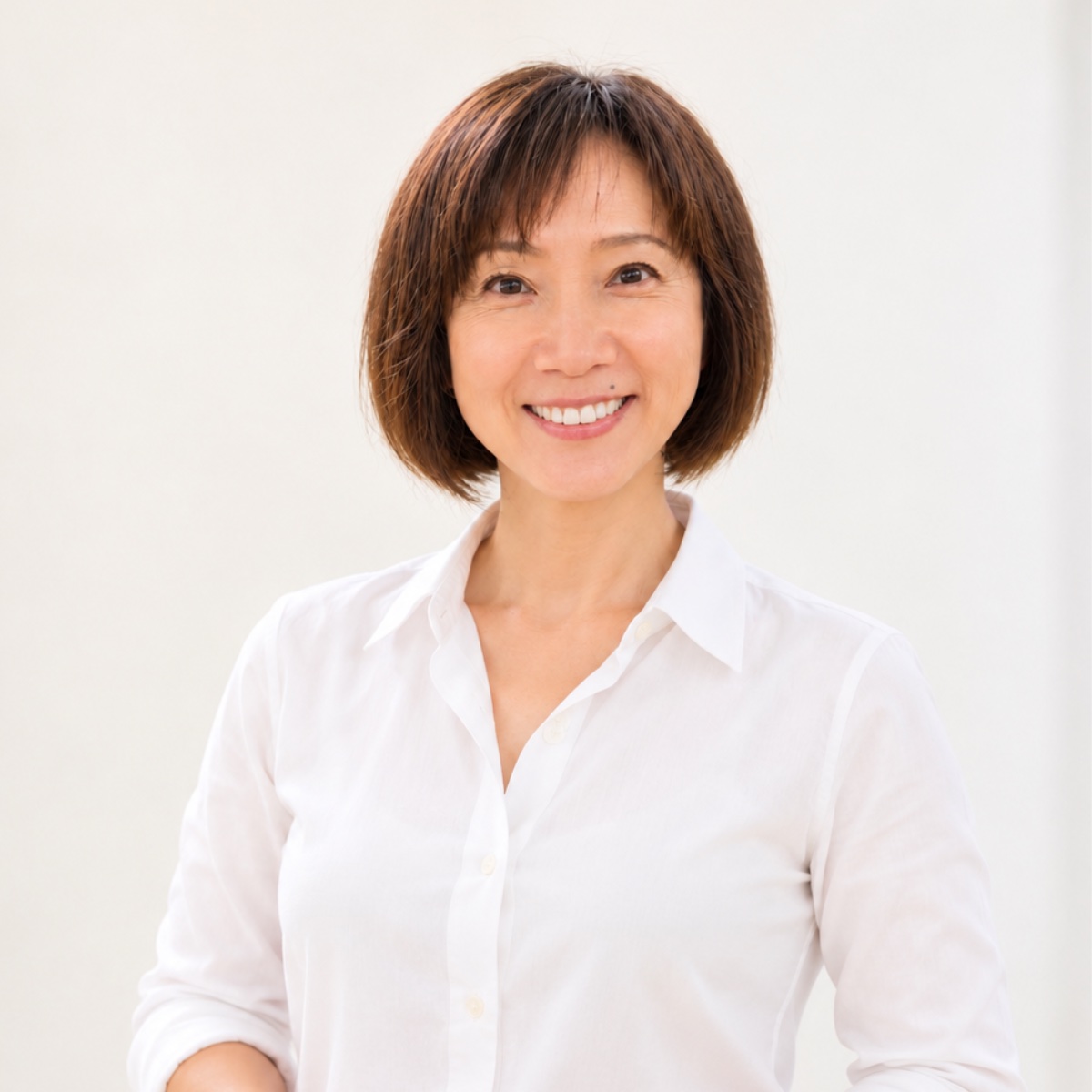 Michiko Wagner, Naturheilpraktikerin in Zürich, lächelnd in weisser Bluse